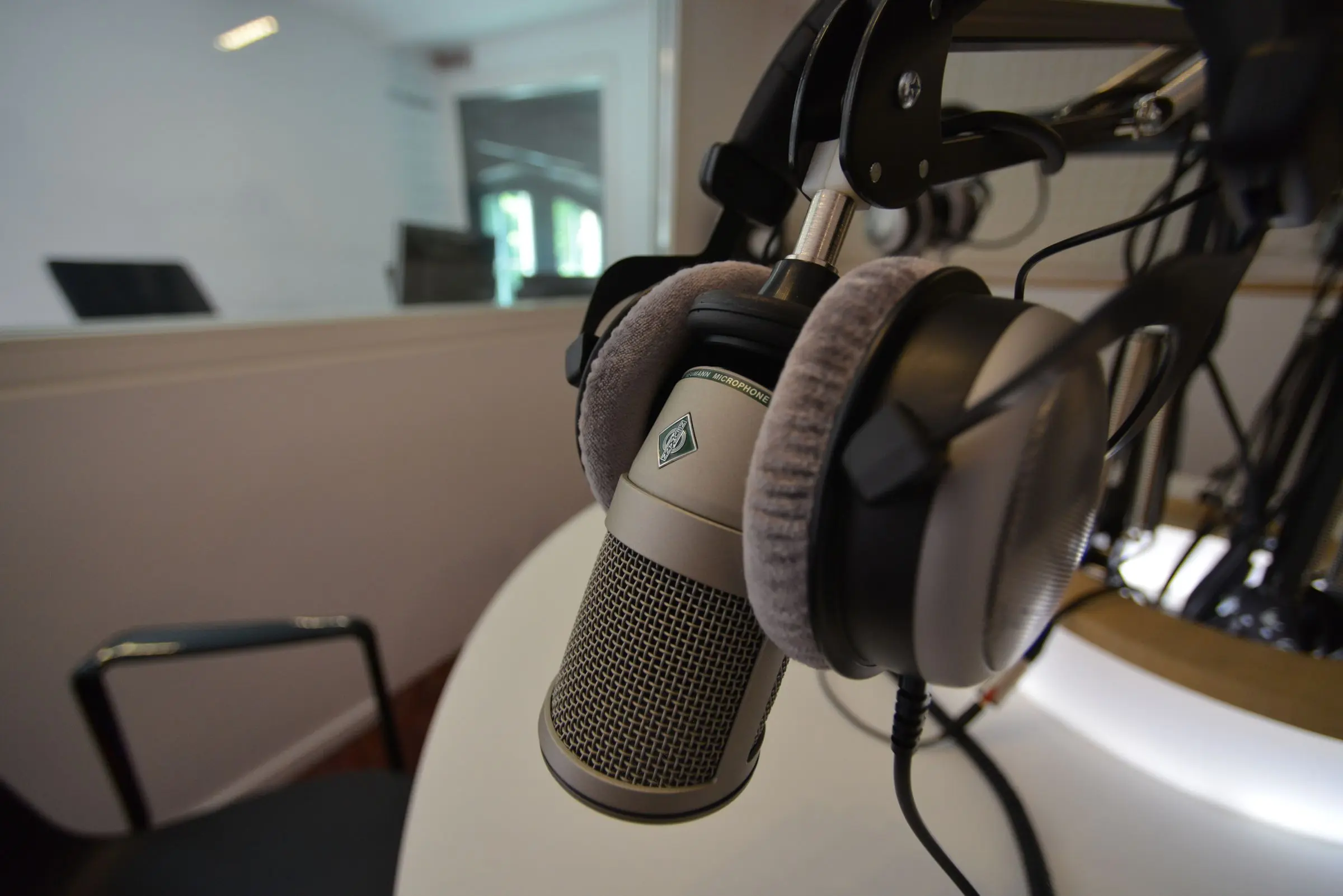 Microfone e fones de ouvido em um estúdio de rádio